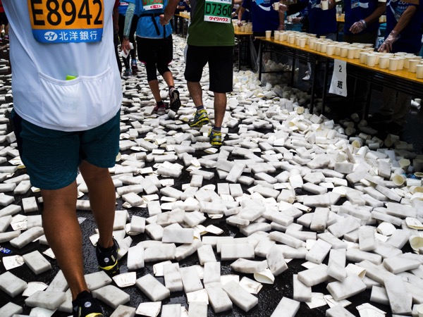 北海道マラソン最大の問題？紙コップがのゴミについて考える