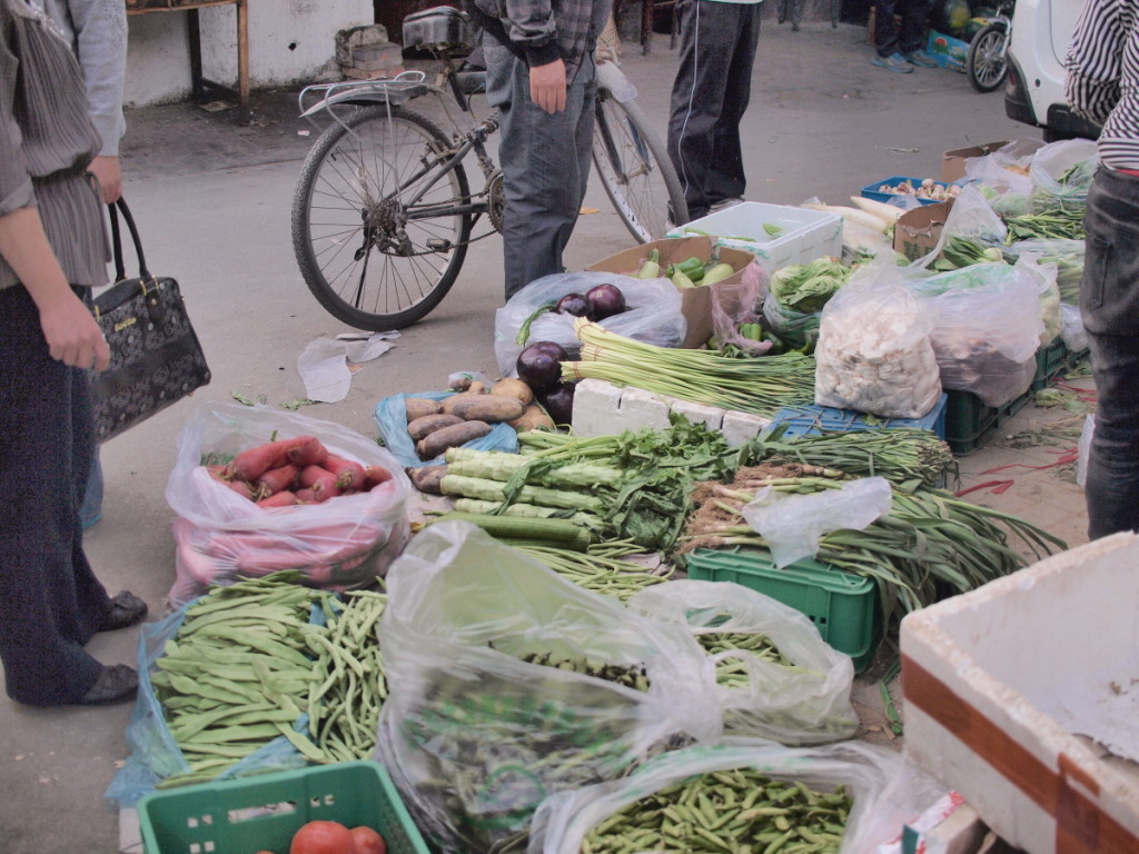 路地では野菜が売られている
