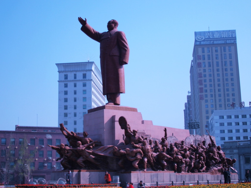 瀋陽の中心地の広場には毛沢東像がそびえ立つ